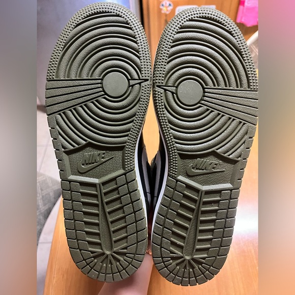 NEW Air Jordan 1 Mid- Kids Black and Olive Sneaker. Size 6Y. IN BOX, never worn - Picture 4 of 10